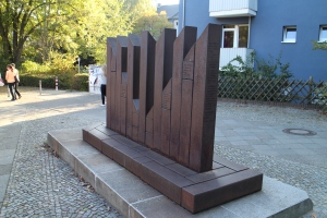 Eines der beiden Denkmale zu Erinnerung an die Synagoge an dieser Stelle