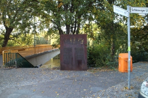 Ein weiteres Denkmal unmittelbar neben dem Wullenwebersteg