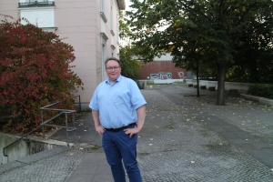 Thorsten Lüthke auf dem Vorplatz des Französischen Gymnasiums vor der "Villa Wuttke"