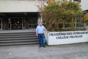 Thorsten Lüthke vor dem Eingang zum Französischen Gamnasium
